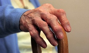 Артрит и артроз пальцев рук у пожилого человека